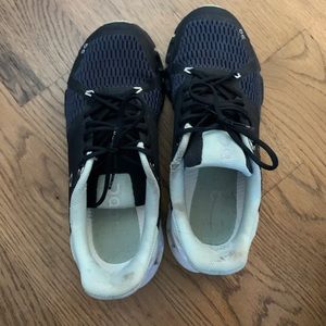 OC On Cloud Black & White Women’s Running Shoes Size 7